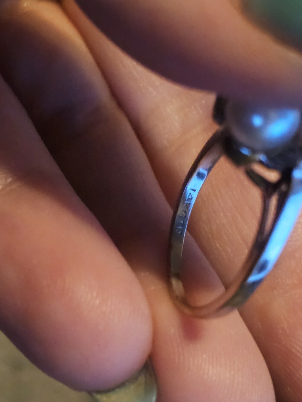 14k white gold diamond & double pearl ring size 7. Stamped 14k. Genuine diamonds - Picture 5 of 6